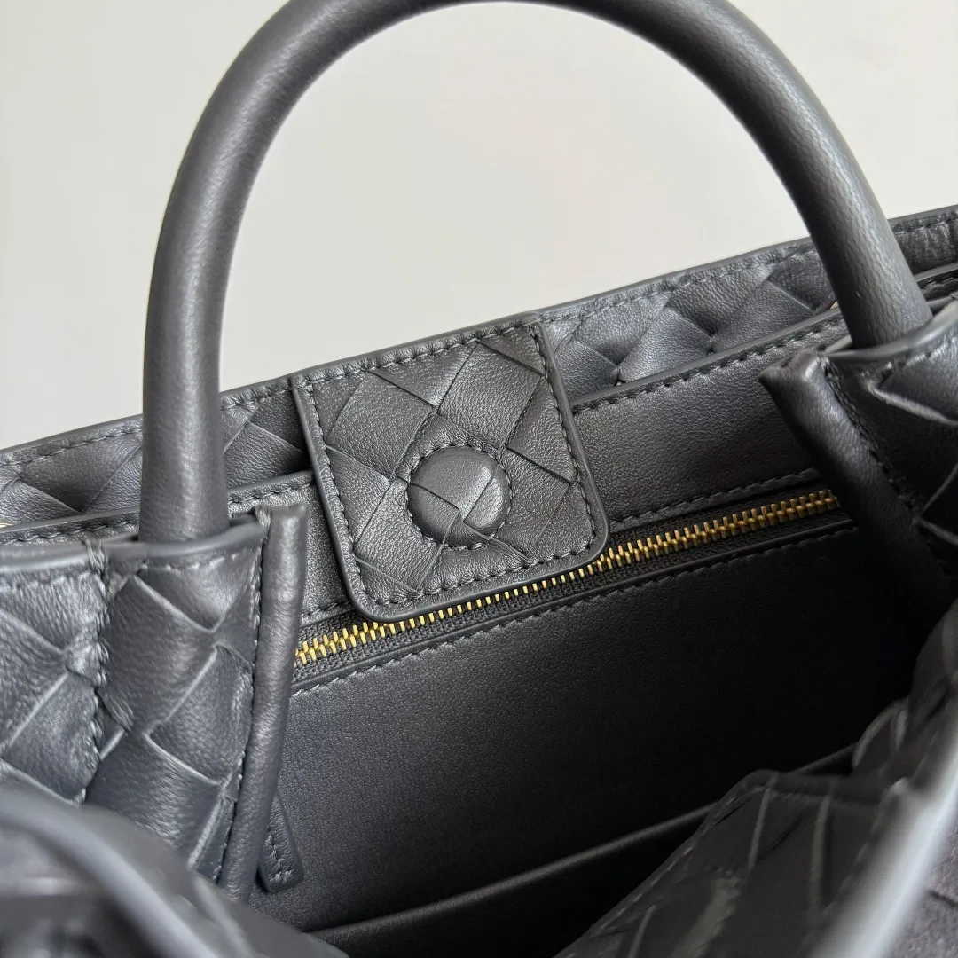 The 2023 new Andiamo batch of 1960 BV has been shipped‼ ️Really popular🔥The new Andiamo woven handbag launched by Bottega Veneta this season is really popular all over the world! ! Celebrities at home and abroad have worn it, and Oscar-winning actress Michelle Yeoh has taken it out on the street. Song Jia, Trai Yara, Yu Feihong, Sanji Ayaka, Rosie Hunting-Whiteley, Yoshioka Riho, etc. have all picked up this bag. It is classic and versatile, showing off its temperament, and the bag capacity is also large, which is very convenient for daily commuting! ! A variety of carrying methods, the shoulder straps can be adjusted by yourself, the original lambskin feels soft and delicate, and the neutral style is created to break gender boundaries and bring a more practical and longer-lasting use experience. Andiamo, which has both elegant and casual styles, perfectly interprets the true appearance of "fashionable old money style". Style number: 743568 (suede) Size: 25*22*10.5cm